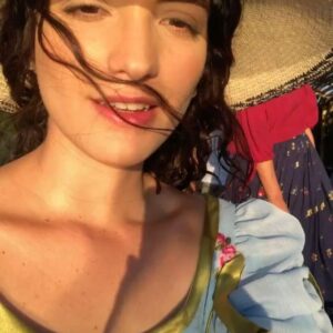 Shany Nadan Instagram - Mientras limpiaba mi celular, estas imágenes encontraron su camino de vuelta a mí, recordándome uno de los capítulos más transformadores de mi vida 🫶

Crear a Manuelita Sáenz fue un regalo del universo que atesoraré para siempre. ✨ Gracias infinitas por acompañarme en esta travesía y por sostenerme con su cariño a lo largo del tiempo ♥️

Estas memorias no solo son mías, sino de todos ustedes. En honor a este #ThrowbackThursday, les comparto un pedazo del alma de este proyecto, que también es suyo. 🥰🇪🇨 #lalibertadoradellibertador #manuelitasaenz #bolivar
