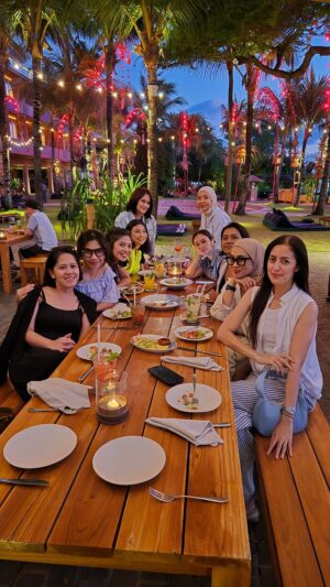 Shareefa Daanish Instagram - Tanggal sempet berubah, tempat hayuk2 aja tp gada keputusan, tapiii berujung dapet villa yg waw bagus bangat dengan harga bersahabat.. juaraa emang @zeezah13 

Liburan chiilll ceritanya gada planning gada list tempat tp berujung bangun harus pagi, jalan pagi, yoga 🧘🏼‍♀️ baru deh goler2 renang2 keluar lagi sunsetan 

Dengan segala kerusuhan keribetan kehuru haraan dan permasalahan idup masing2 rasanya perlu kegilaan setitik kya kemaren yaaa.. love sekeboonn buat kalian sobat masa kecilkuu.. masa kecil karena dari jaman sekolah yaa ada yg se SD meskipun sadar se SD pas udah kuliaahh 🤍🤍🤍

Bonus klip terahir ada @andyjayaherawan yg selalu hadiirr dr dulu, sbenernya buat jagain pacarnya siih karena ijigimbrang teruuss lalu keterusan sampe skr yaa masuk genggong 😂