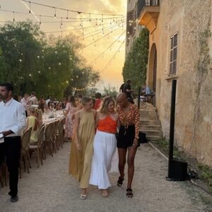 Sharon Battiste Instagram - #lastnightparty 🪩

1. @janhoffmann__ zu Besuch bei @kaptenandson.de 🧡🥂
2 Ankunft in einer wunderschönen Finca 🌞
3. What a warm welcome 🥂
4. Girlstime with @joi_bella & @laura.frida 🩷
5. The Story of Kapten and Son ⚓️
6. Livemusic and chill 🎸
7. Dinnerspot for the night🍴✨
8. Cozy Dinner 🌙
9. Yummy yummy fruit ice 🍊
10. @kaptenandson.de dessert 🎂🍰
11. Live act and music 🪩 Party with the band @giantrooksmusic 🎸🎙️
12. 🎙️🎸✨

#kaptenandson #mallorcaevents #goodtimes 
Anzeige da Nennung