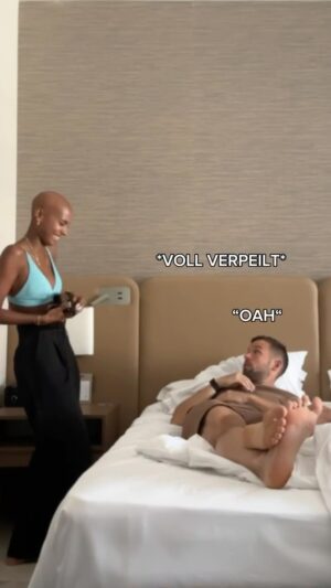 Sharon Battiste Instagram - Wer kennt’s ? 😂 Immer das Gleiche oder ? 😂

#couplepranks #fun #couplefun