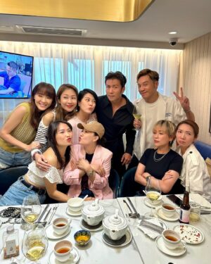 Sharon Chan Man-Chi Instagram - 十幾二十年的友誼
昨晚因為彩雲回來
大家可以一齊重聚
仲好難得有下場
一起夜蒲🥂
大家都好開心！
希望大家保持年青
多啲再聚👏❤️

#老朋友 
#識於微時
#無所不談
#笑到肚痛
#寶刀未老