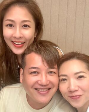 Sharon Chan Man-Chi Instagram - 十幾二十年的友誼
昨晚因為彩雲回來
大家可以一齊重聚
仲好難得有下場
一起夜蒲🥂
大家都好開心！
希望大家保持年青
多啲再聚👏❤️

#老朋友 
#識於微時
#無所不談
#笑到肚痛
#寶刀未老