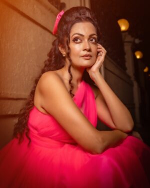 Sheena Chohan Instagram - One actor, countless roles. Every character is a new journey, and creating them is the ultimate goal. 🎬✨ 

.
.

Dream Team:💖
Outfit designed and styled by @_mrunalmistry_ 
Hair and Makeup @the_makeover_by_nikita 
Photography: @fiction_fusion 
Creative Assistant: @wtf_omkarrr 

#sheenachohan #bestactress #comedydrama #awards #redcarpet #BossLadyMode #WomenInCharge #motivation

#ManyRolesOneSoul #ActorLife #charactercreation