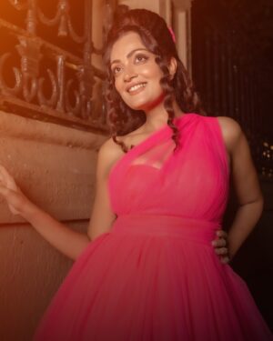 Sheena Chohan Instagram - One actor, countless roles. Every character is a new journey, and creating them is the ultimate goal. 🎬✨ 

.
.

Dream Team:💖
Outfit designed and styled by @_mrunalmistry_ 
Hair and Makeup @the_makeover_by_nikita 
Photography: @fiction_fusion 
Creative Assistant: @wtf_omkarrr 

#sheenachohan #bestactress #comedydrama #awards #redcarpet #BossLadyMode #WomenInCharge #motivation

#ManyRolesOneSoul #ActorLife #charactercreation
