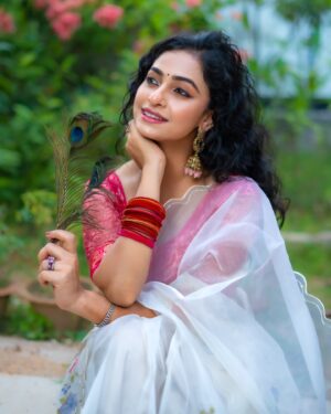 Sheetal Patra Instagram - मेरे मन मंदिर मैं बसता, 
बस कान्हा तेरा नाम!♥️🦚