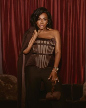Sheryl Lee Ralph Instagram - Baby! I can’t believe Emmy weekend is here! I’ll tell you one thing, when you look good, you feel good, and honey I feel FABULOUS! 
Thanks @people for a great evening!

Styled by @ivycoco23
Makeup @marquiswardbeauty
Hair @sharifposton
Outfit @salihbalta
Coat @bardot
Purse @ahikozaofficial
Watch @breitling 
Photographed by @raulromo