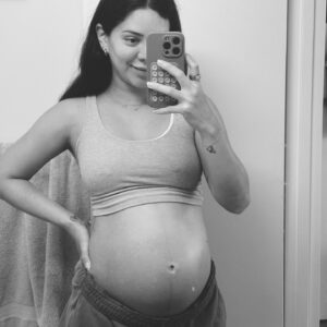 Sheryl Rubio Instagram - Mi vida estos últimos meses con bebé 💗💛🥹: 
1. Foto que me tomó @vickyalvarez cuando grabamos el video en junio y nadie sabía 🫧
2. Cuando nos enteramos que serías una niña 🌸🍦
3. Cuando te pillamos chupando dedo en un eco 😭
4. Greta probándose tus primeros zapatos deportivos que tía @gabynoya y tío @sarmiento.tt trajeron para ti 🥹
5. Nuestro BabyMoon en Iceland 🇮🇸 Nadie sabía pero decidimos que era un buen momento para que fuera nuestro último viaje internacional hasta que tú llegues☺️
6. Orgullosa de por fin haber encontrando mi estilo en el embarazo. (Bastante difícil de lograr) 😎
7. Cuando por primera vez me noté la barriga grande 👀 no me salió barriga hasta el 3er trimestre 
8. Primer encuentro de Greta 🐶 contigo con su cabecita en tu casita. (Mi barriga). 
9. Nuestro último día en la playa antes que entremos en el frío 🥹