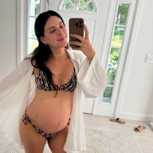 Sheryl Rubio Instagram - Mi vida estos últimos meses con bebé 💗💛🥹: 
1. Foto que me tomó @vickyalvarez cuando grabamos el video en junio y nadie sabía 🫧
2. Cuando nos enteramos que serías una niña 🌸🍦
3. Cuando te pillamos chupando dedo en un eco 😭
4. Greta probándose tus primeros zapatos deportivos que tía @gabynoya y tío @sarmiento.tt trajeron para ti 🥹
5. Nuestro BabyMoon en Iceland 🇮🇸 Nadie sabía pero decidimos que era un buen momento para que fuera nuestro último viaje internacional hasta que tú llegues☺️
6. Orgullosa de por fin haber encontrando mi estilo en el embarazo. (Bastante difícil de lograr) 😎
7. Cuando por primera vez me noté la barriga grande 👀 no me salió barriga hasta el 3er trimestre 
8. Primer encuentro de Greta 🐶 contigo con su cabecita en tu casita. (Mi barriga). 
9. Nuestro último día en la playa antes que entremos en el frío 🥹