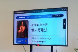 Shi Shi Instagram - 從十幾歲的時候開始接觸吉他 
按著很難按的和弦，卻愛上了手上的繭

大學時，買了筆電，自己上網摸索 用Logic試著寫點什麼
一路上經歷各種撞牆與無數次的推翻自己
直到現在，終於有辦法做出腦中想要呈現的歌曲

花了不少時間 認識自己 練習創作

被叫老師雖然還是有點害羞
但希望我分享的內容 可以讓大家少繞一點路 

或是說 繞一點路也沒關係
因為那都是成長的必需

謝謝網易雲的邀請：） 
能認識有才華的各位很開心

#星辰集 #創作營 
#孫盛希 #懶人寫歌法 Ha!