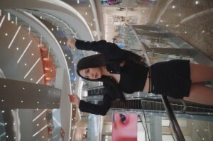Shi Shi Instagram - 從十幾歲的時候開始接觸吉他 
按著很難按的和弦，卻愛上了手上的繭

大學時，買了筆電，自己上網摸索 用Logic試著寫點什麼
一路上經歷各種撞牆與無數次的推翻自己
直到現在，終於有辦法做出腦中想要呈現的歌曲

花了不少時間 認識自己 練習創作

被叫老師雖然還是有點害羞
但希望我分享的內容 可以讓大家少繞一點路 

或是說 繞一點路也沒關係
因為那都是成長的必需

謝謝網易雲的邀請：） 
能認識有才華的各位很開心

#星辰集 #創作營 
#孫盛希 #懶人寫歌法 Ha!