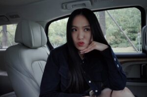 Shi Shi Instagram - 從十幾歲的時候開始接觸吉他 
按著很難按的和弦，卻愛上了手上的繭

大學時，買了筆電，自己上網摸索 用Logic試著寫點什麼
一路上經歷各種撞牆與無數次的推翻自己
直到現在，終於有辦法做出腦中想要呈現的歌曲

花了不少時間 認識自己 練習創作

被叫老師雖然還是有點害羞
但希望我分享的內容 可以讓大家少繞一點路 

或是說 繞一點路也沒關係
因為那都是成長的必需

謝謝網易雲的邀請：） 
能認識有才華的各位很開心

#星辰集 #創作營 
#孫盛希 #懶人寫歌法 Ha!