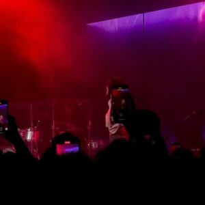 Shi Shi Instagram - (補水先） . . 上海！！好久不見：）

有些朋友來看過6年前的演出，
有些朋友是第一次見面
還有幾位是這次跟著我跑了三場巡演🥲🥹

🙏🏻

接下來杭州場 
你會到嗎？

😀

#Boomerang #Shanghai