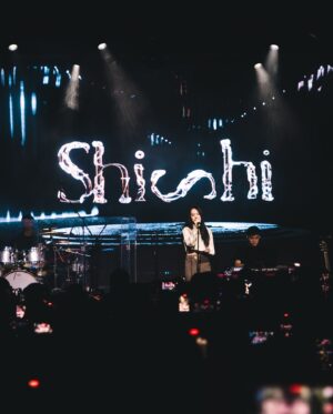 Shi Shi Instagram - (補水先） . . 上海！！好久不見：）

有些朋友來看過6年前的演出，
有些朋友是第一次見面
還有幾位是這次跟著我跑了三場巡演🥲🥹

🙏🏻

接下來杭州場 
你會到嗎？

😀

#Boomerang #Shanghai