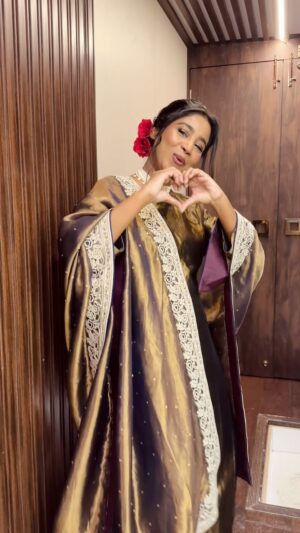 Shilpa Rao Instagram - 100 MILLION for #Chuttamalle 🥳.
Thank you so much everyone, ek dance to banta hai ❤️💃.

Outfit by @mimamsaa 
Jewellery by @yuvaanjewels 
HMU by @makeupartistnamrata 

#shilparao