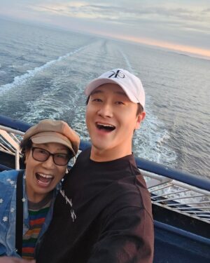 Shim Jin-hwa Instagram - -
근원 원!!! 효도 효!!!

아들 이름 효도의 근원이라 지으신 우리 어머님👍
ㅋㅋㅋㅋㅋ
그 이름값 제대로 하며 사는 우리 남편👍

이번 명절 며느리는 매일 일하게 된 감사함에
남편에게 어머님 모시고 어디 여행이라도 다녀와요 했더니😍
효도의 근원 우리 김원효씨 어머님이랑 단둘이 북유럽 가심!!

진짜 멋. 지. 다. 
우리 남편♥️

용돈 두둑하게 준 며느리도 멋. 지. 다. 
ㅋㅋㅋ
행복한 여행 되세요 🫶

나는 오늘 7:30pm
홈앤쇼핑
AHC 아이크림 방송합니다🥰