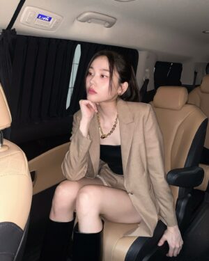 Shim So-young Instagram - Before @cahiers_official 쇼🪽
새로운 메이크업 도전해봤는데 어때여…………?