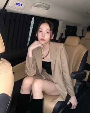 Shim So-young Instagram - Before @cahiers_official 쇼🪽
새로운 메이크업 도전해봤는데 어때여…………?