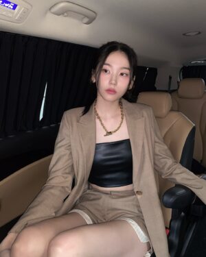 Shim So-young Instagram - Before @cahiers_official 쇼🪽
새로운 메이크업 도전해봤는데 어때여…………?