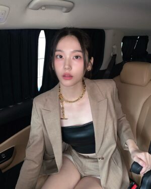 Shim So-young Instagram - Before @cahiers_official 쇼🪽
새로운 메이크업 도전해봤는데 어때여…………?