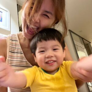 Shin Ae-ra Instagram - 어머님께가는길~
3년째 같은 포즈로 추석인사드려요^^
유학간 큰딸이 빠져 가족이 줄었네요
내년엔 또 어떤부분이 달라질까요?
다시오지않을 지금 이순간순간을 
귀하게여기고 감사하며 살아야겠어요
어제오후는 준범이의 행복한 웃음을 보며 힐링했고,
오늘오후는 연애예능 몰아보며 푹쉬려구요 
드라마보다 더 드라마같은 
다양한 희노애락 감정과 
흥미있는 심리들 넘 재밌어요^^ 
이번엔 #끝사랑
오늘만큼은 한가지씩 좋아하는 일들 하실수있는 하루되시길요♡