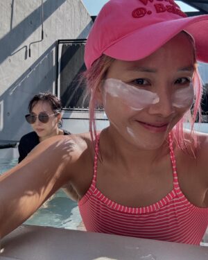 Shin Bong-sun Instagram - 올해 마지막 물놀이였겠지 @양평바오하우스 
#뮤지컬메노포즈 팀의 MT 

겨울의 설산을 만나러 가렵니다^^ 기다려 #양평펜션 #바오하우스양평