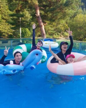 Shin Bong-sun Instagram - 올해 마지막 물놀이였겠지 @양평바오하우스 
#뮤지컬메노포즈 팀의 MT 

겨울의 설산을 만나러 가렵니다^^ 기다려 #양평펜션 #바오하우스양평