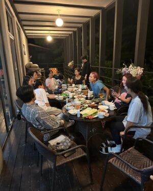 Shin Bong-sun Instagram - 올해 마지막 물놀이였겠지 @양평바오하우스 
#뮤지컬메노포즈 팀의 MT 

겨울의 설산을 만나러 가렵니다^^ 기다려 #양평펜션 #바오하우스양평
