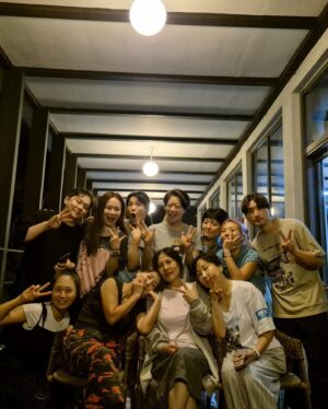 Shin Bong-sun Instagram - 올해 마지막 물놀이였겠지 @양평바오하우스 
#뮤지컬메노포즈 팀의 MT 

겨울의 설산을 만나러 가렵니다^^ 기다려 #양평펜션 #바오하우스양평
