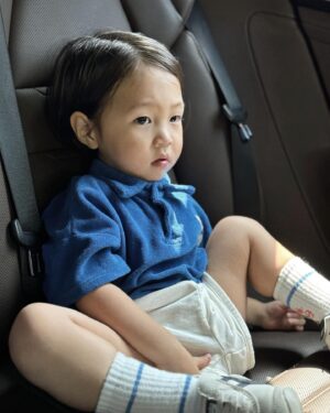 Shin Da-eun Instagram - 홀리👶🏻의 28개월 ✍️

본인 피셜 
“난 이제 옹아(형아) ” 란다.. 🙂‍↕️ 

다 모르겠고 -
디지게 말 안듣고 디지게 귀엽다….🦧

#신난다은육아👩🏻