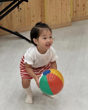 Shin Da-eun Instagram - 홀리👶🏻의 28개월 ✍️

본인 피셜 
“난 이제 옹아(형아) ” 란다.. 🙂‍↕️ 

다 모르겠고 -
디지게 말 안듣고 디지게 귀엽다….🦧

#신난다은육아👩🏻