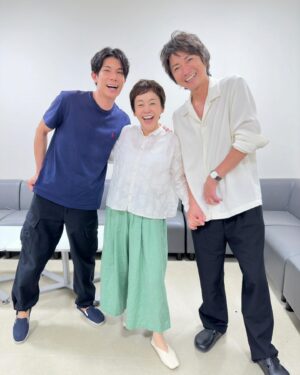 Shinobu Otake Instagram - 湾岸スタジオにいたら、この10月から始まるドラマを撮影中の藤原竜也さんと、柿澤勇人さんが遊びに来てくれた。

スタッフの女子の一人が竜也さんの大ファンで、竜也がその女子にハグをしてくれて、めちゃくちゃ化粧室は盛り上がりました。
それも見て蓮君も笑ってて。
もちろん目黒君にも二人を紹介しました。

そしてカッキーは、今日撮影初日だと言うのにわざわざ来てくれて。
本当にみんないい人だ😊

みーんながしあわせになった日でした。

ありがとう、竜也😊
ありがとう、カッキー😊

#全領域異常解決室
#藤原竜也　さん
#柿澤勇人　さん
#目黒蓮　さん
#大竹しのぶ