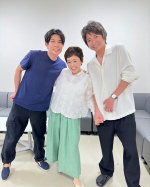 Shinobu Otake Instagram - 湾岸スタジオにいたら、この10月から始まるドラマを撮影中の藤原竜也さんと、柿澤勇人さんが遊びに来てくれた。

スタッフの女子の一人が竜也さんの大ファンで、竜也がその女子にハグをしてくれて、めちゃくちゃ化粧室は盛り上がりました。
それも見て蓮君も笑ってて。
もちろん目黒君にも二人を紹介しました。

そしてカッキーは、今日撮影初日だと言うのにわざわざ来てくれて。
本当にみんないい人だ😊

みーんながしあわせになった日でした。

ありがとう、竜也😊
ありがとう、カッキー😊

#全領域異常解決室
#藤原竜也　さん
#柿澤勇人　さん
#目黒蓮　さん
#大竹しのぶ