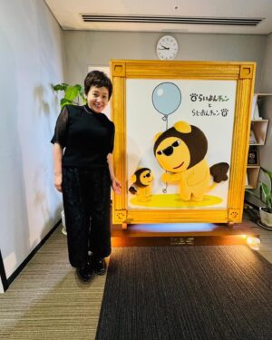 Shinobu Otake Instagram - 今日は終日大阪で、12月に大阪新歌舞伎座で幕が開く舞台「太鼓たたいて笛ふいて」の取材日でした。
ラジオやテレビの生放送、そして午後は新聞や雑誌媒体の合同取材。
皆さん興味深く色々な質問をして頂いて、楽しい時間でした。
東京公演は、11月1日からです。
もう少ししたらお稽古開始です❣️
ファイトだ❣️

#太鼓たたいて笛ふいて
#こまつ座
#MBSラジオ
#ヤマヒロのぴかッとモーニング
#大竹しのぶ