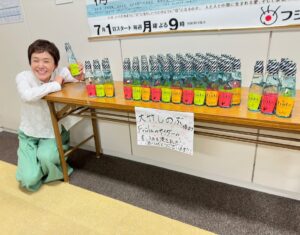 Shinobu Otake Instagram - 大好きなラムネをたくさん頂いたので、ドラマのみんなにお裾分け。
フルーツの香りがちゃんとして、しかもポンって開けるあの、昔のラムネみたいなビンになってて、飲む時も飲んでる時も楽しいんです。

ラナちゃんも炭酸飲料が大好きなので、とっても喜んでくれました。
みんなでワイワイ言って頂きました、ありがとうございました。
まだ暑い日が続くけど頑張るぞー😃

#友桝飲料
#frula
#フルーラ
#海のはじまり
#泉谷星奈　ちゃん
#大竹しのぶ