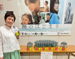 Shinobu Otake Instagram - 大好きなラムネをたくさん頂いたので、ドラマのみんなにお裾分け。
フルーツの香りがちゃんとして、しかもポンって開けるあの、昔のラムネみたいなビンになってて、飲む時も飲んでる時も楽しいんです。

ラナちゃんも炭酸飲料が大好きなので、とっても喜んでくれました。
みんなでワイワイ言って頂きました、ありがとうございました。
まだ暑い日が続くけど頑張るぞー😃

#友桝飲料
#frula
#フルーラ
#海のはじまり
#泉谷星奈　ちゃん
#大竹しのぶ