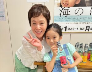 Shinobu Otake Instagram - 大好きなラムネをたくさん頂いたので、ドラマのみんなにお裾分け。
フルーツの香りがちゃんとして、しかもポンって開けるあの、昔のラムネみたいなビンになってて、飲む時も飲んでる時も楽しいんです。

ラナちゃんも炭酸飲料が大好きなので、とっても喜んでくれました。
みんなでワイワイ言って頂きました、ありがとうございました。
まだ暑い日が続くけど頑張るぞー😃

#友桝飲料
#frula
#フルーラ
#海のはじまり
#泉谷星奈　ちゃん
#大竹しのぶ