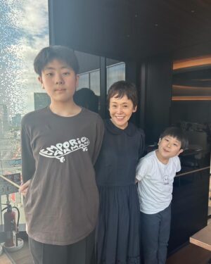 Shinobu Otake Instagram - 今日は中村勘三郎さんの月命日。
時間が取れたのでご自宅へ。
奥様の好江ちゃんがいつものように美味しい夕食を作って待っていてくれました。
12年が経とうとしているなんて本当に信じられません。しばらくして勘九郎さん一家も合流。

楽しい夜はあっという間に時間が過ぎてゆきます。

子供達もどんどん大きくなってだんだん遊んでくれなくなっちゃうかも。

前の写真だけど載せますね。
可愛い二人に私はいつもメロメロです。

昨日のスピーカーズコーナーの写真も。
沢山のメッセージをありがとうございました❣️
さあ、明日も頑張るぞ❣️

#中村勘三郎　さん
#中村勘九郎　さん
#中村勘太郎　くん
#中村長三郎　くん
#大竹しのぶ