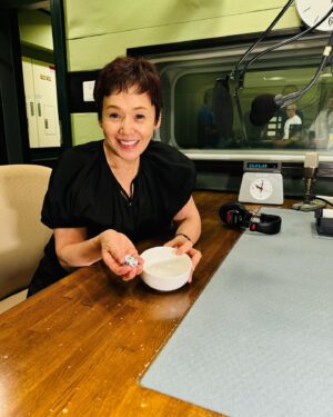 Shinobu Otake Instagram - NHKラジオ『スピーカーズコーナー』に沢山のメッセージをありがとうございました。
昨日は中秋の名月、今日が満月だったんですって。
中秋の名月が満月とは限らないことを、今日知りました。
雨が降ったり止んだりの東京、それでも雲の合間から時折顔を覗かせてくれたお月様を、しばらくベランダから眺めていました。
昼間はずーとスタジオに入って撮影。
帰りにガメラさんと、写真撮った😁

さあ、明日も頑張ろうっと❣️

#満月
#ガメラ
#スピーカーズコーナー
#大竹しのぶ