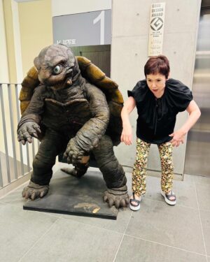 Shinobu Otake Instagram - NHKラジオ『スピーカーズコーナー』に沢山のメッセージをありがとうございました。
昨日は中秋の名月、今日が満月だったんですって。
中秋の名月が満月とは限らないことを、今日知りました。
雨が降ったり止んだりの東京、それでも雲の合間から時折顔を覗かせてくれたお月様を、しばらくベランダから眺めていました。
昼間はずーとスタジオに入って撮影。
帰りにガメラさんと、写真撮った😁

さあ、明日も頑張ろうっと❣️

#満月
#ガメラ
#スピーカーズコーナー
#大竹しのぶ