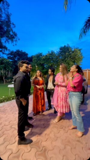 Shiny Dixit Instagram - Had lots of fun 🤗🔥Shooting time with brand 🎥 📺 thanks @bollywoodfriday_  for the amazing opportunity to all of us 😍 @purpletreevilla 😍
#zeenatkureshi #bollywoodfriday #resort #shoot #staycation #trending  #behindthescenes
Loc: @purpletreevilla 
Makeup: @rushna_mua and team