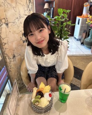Shinzawa Nao Instagram - レトロな店にレトロな服着て行ってルンルンなしんしん🎶

#彼女の私服がかわいい #喫茶店巡り #喫茶店 #大阪カフェ #カフェ巡り #大阪駅 #レトロ喫茶 #レトロコーデ #ootd