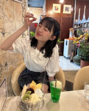 Shinzawa Nao Instagram - レトロな店にレトロな服着て行ってルンルンなしんしん🎶

#彼女の私服がかわいい #喫茶店巡り #喫茶店 #大阪カフェ #カフェ巡り #大阪駅 #レトロ喫茶 #レトロコーデ #ootd