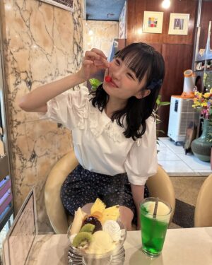 Shinzawa Nao Instagram - レトロな店にレトロな服着て行ってルンルンなしんしん🎶

#彼女の私服がかわいい #喫茶店巡り #喫茶店 #大阪カフェ #カフェ巡り #大阪駅 #レトロ喫茶 #レトロコーデ #ootd