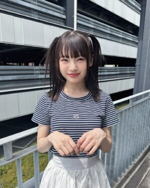 Shinzawa Nao Instagram - 寝起きフェイスでも可愛い？💖

めっちゃ顔に出るタイプだよ。カジュアルとガーリー合わせるの好きです。

#彼女の私服がかわいい #rinnu #カジュアルガーリー #ガーリーコーデ #ハーフツイン #ボーダー #⚓️