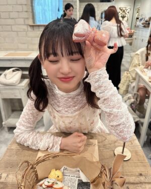 Shinzawa Nao Instagram - この写真で1週間頑張ってね🎀🎼💭

#彼女の私服がかわいい #カフェ巡り #大阪カフェ #阿波座カフェ #リボンパン #フレンチガーリー #バレエコア