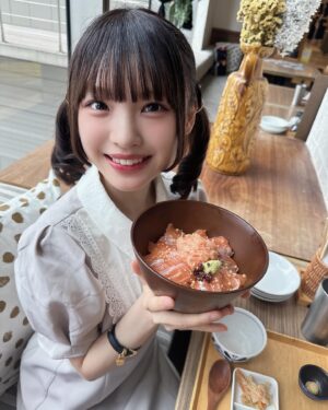 Shinzawa Nao Instagram - 姫カットしたの気づいてた？🎀

#彼女の私服がかわいい #rosémuse #ロゼミューズ #海鮮丼 #大阪ランチ #大阪グルメ #ootd