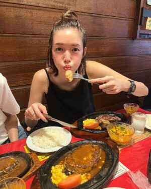 Shiori Sato Instagram - .
新潟に帰省しました🌾
おいしい空気にはなもうきうき
大好きな青島食堂の生姜醤油ラーメンを
家族みんなで汗だくになりながら食べたり
ブロンコでハンバーグとステーキとグリーンサラダとチョリソを
テーブルいっぱいに頼んだら隣の方に少しびっくりされたり
はなに協力してもらって恥ずかしがり屋なおじいちゃんの笑顔を見られたり
親戚のお家のぶどうを収穫させてもらったり
母の小さい頃の可愛い写真を見せてもらったり
やっぱりやっぱり、必要な、大切な、時間☺️
またすぐね☺︎