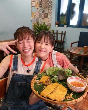 Shiori Sato Instagram - .
ベトナム旅観たよ〜
おもしろかったよ〜と
お声いただき嬉しい日々です☺️♡
ありがとうございます！
あんなにも隙間なく喋っていたのかと
自分でも驚きでしたが、
頼りになりすぎるばっさー姉さんのおかげで
(年齢的には本当はわたしがしっかりしなきゃいけないところ)
本当の休日のように楽しむことができました🦦
後半もありますので、
そちらも楽しみにしていただけたら🦖💓
今度は惚れ惚れしちゃう男気ばっさーが見られるかもです🤭