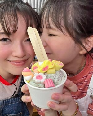 Shiori Sato Instagram - .
ばっさーとベトナムに旅をしてきました🪐💓
ばっさーってこんなに食べてくれるんだなとか
しかも食べている時の圧倒的な可愛さに
くらくらしそうになったりとか
ぽんこつなわたしをほっとかずに、
正しく導いてくれる頭の回転の速さとか
もーとにかく楽しくて美味しくて可愛くて優しくて
いつもより 3くらい高い声になっていました🐒
嬉しかったんだろうな〜🥰
一緒に旅をしている気分で♬
楽しんでいただけたら嬉しいです！
#あと女優さんの汗のかかなさ尊敬🙂‍↕️