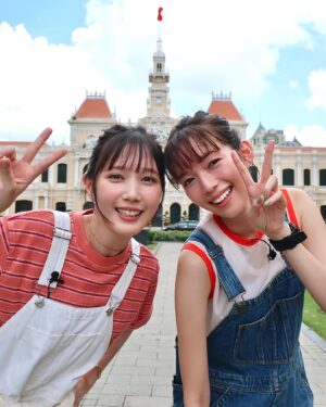 Shiori Sato Instagram - .
ばっさーとベトナムに旅をしてきました🪐💓
ばっさーってこんなに食べてくれるんだなとか
しかも食べている時の圧倒的な可愛さに
くらくらしそうになったりとか
ぽんこつなわたしをほっとかずに、
正しく導いてくれる頭の回転の速さとか
もーとにかく楽しくて美味しくて可愛くて優しくて
いつもより 3くらい高い声になっていました🐒
嬉しかったんだろうな〜🥰
一緒に旅をしている気分で♬
楽しんでいただけたら嬉しいです！
#あと女優さんの汗のかかなさ尊敬🙂‍↕️